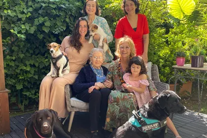 La famiglia Vaccari nel giardino del Fenix Hotel: le donne di tre generazioni con i loro cani