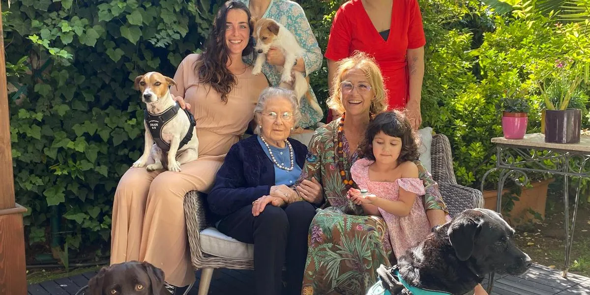 La famiglia Vaccari nel giardino del Fenix Hotel: le donne di tre generazioni con i loro cani